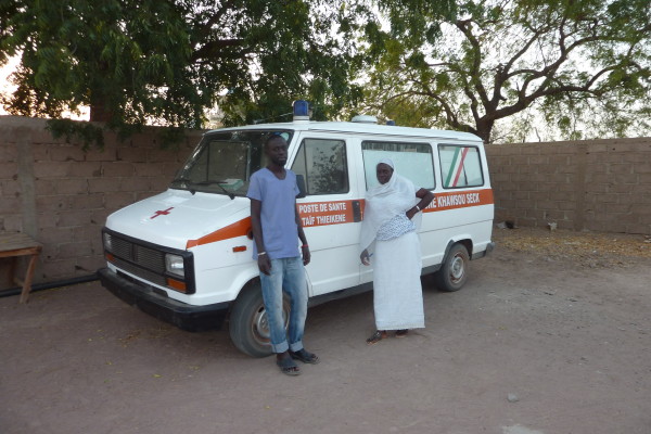 L'infirmier et la sage femme devant l'ambulance